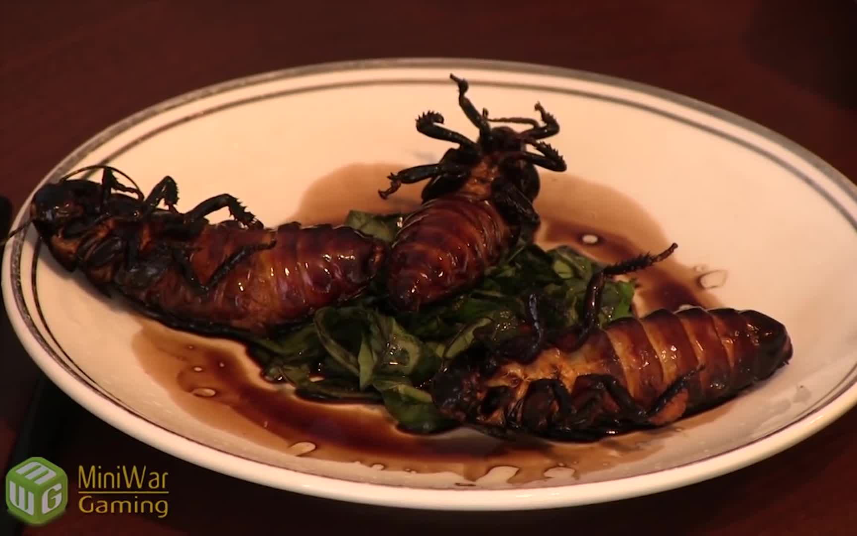 三个外国人的吃蟑螂比赛,原来蟑螂真的不好吃