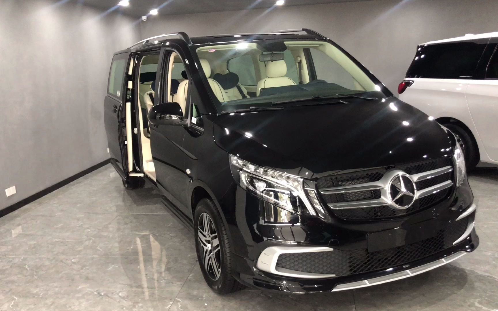 新款上市奔驰威霆世界级改装厂罗伦士改造与众不同的风格