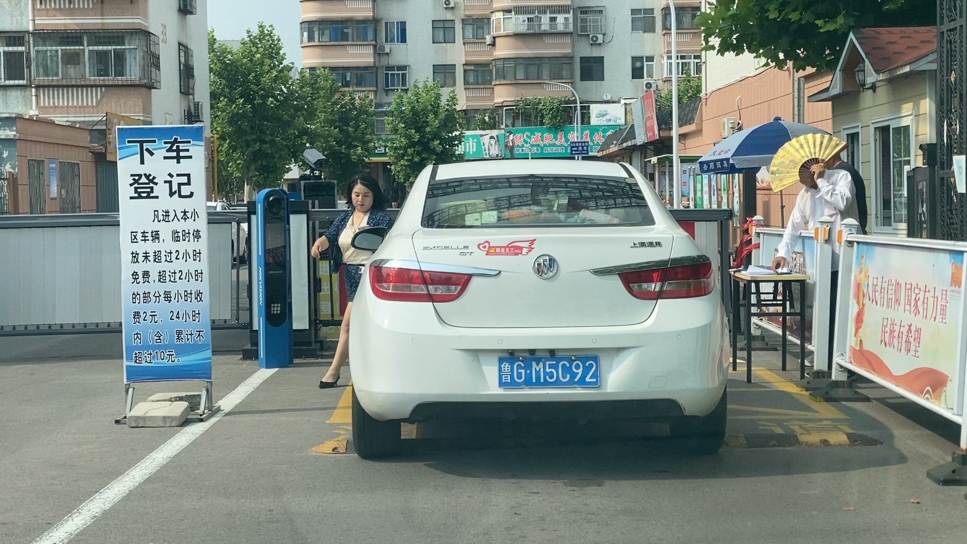 [图]不文明现象-----穿高跟鞋开车