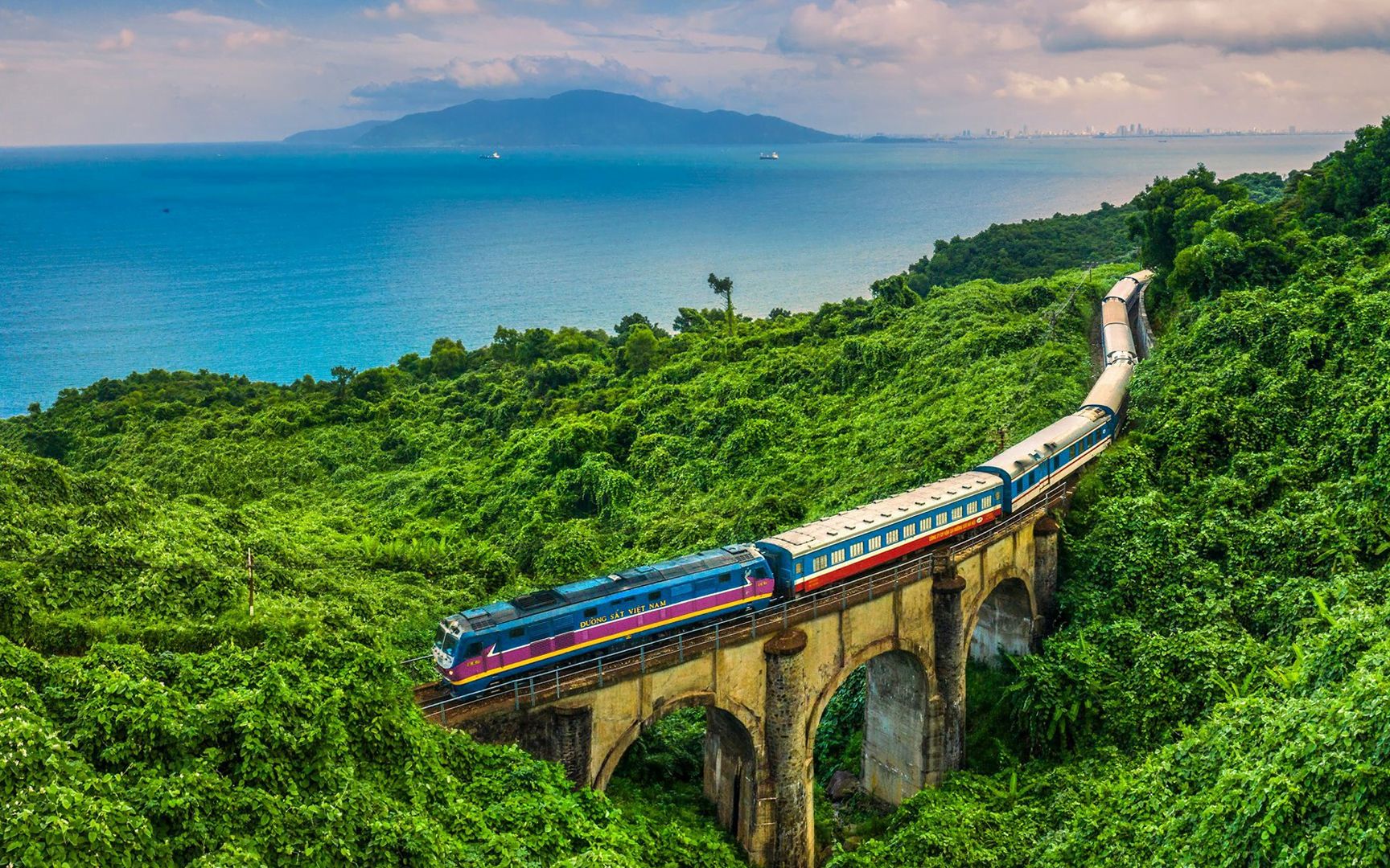 [图]【汉喃字幕】越南经典老歌《你的火车翻山越岭》（Tàu Anh Qua Núi）