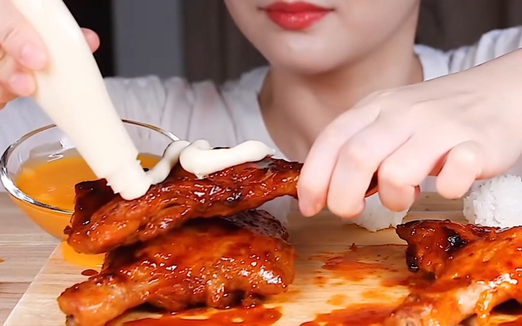 看美女吃辣味烧烤鸡肉,配奶酪酱和蛋黄酱,好香啊!