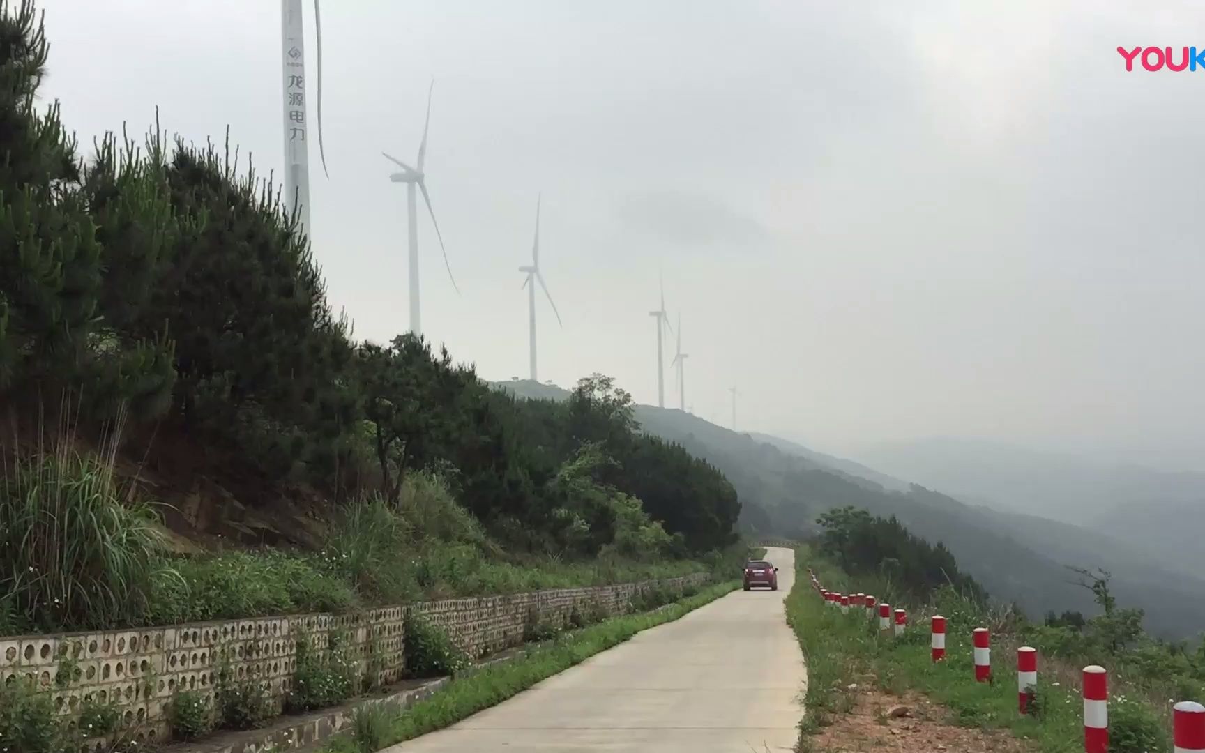 [图]驱车到广西南宁横县看风力发电风车很壮观，人在下面显得很渺小_1080p_.mp4