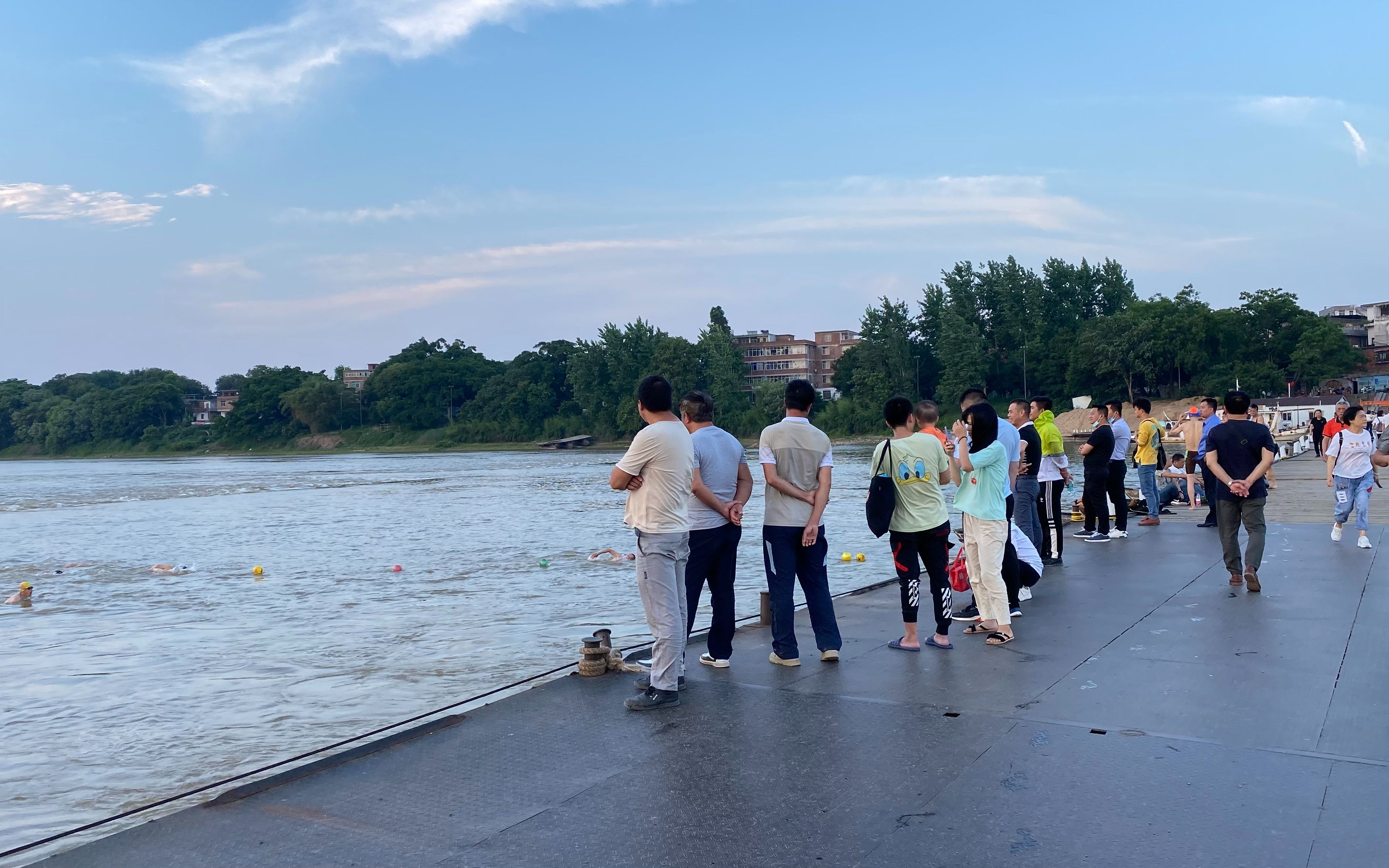 发生在江西一河边的真人趣事,一群人站在桥上围观,一起看看吧