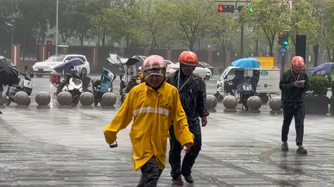 无锡倡导市民非必要不点外卖、不寄快递。台风引发的配送超时、订单取消等情况，不计考核、不扣款、扣积分。