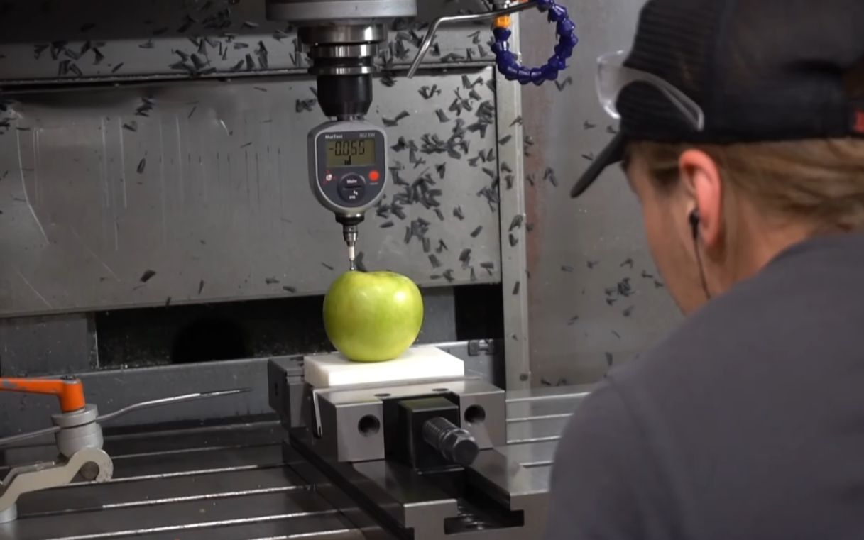 干数控趁老板不在吃个苹果用加工中心削苹果皮