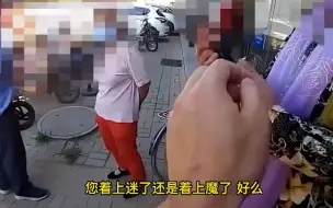 Скачать видео: 张嘴就是相声！天津民警苦劝大娘别给“美国男友”转钱