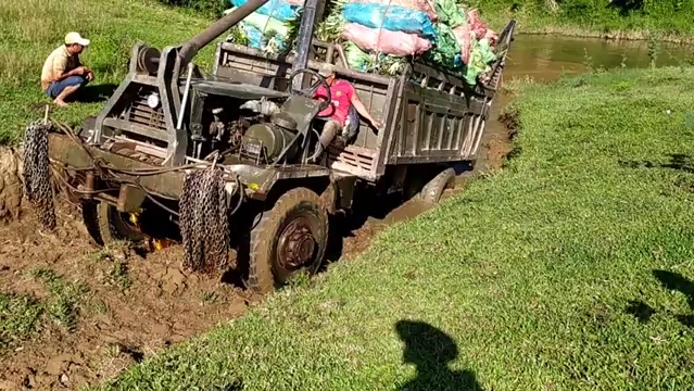 三农野外s68拖拉机拉木头01