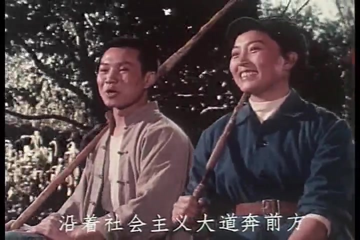 经典电影歌曲1973年故事片《青松岭》插曲《沿着社会主义大道奔前方》演唱:韩溪、李世荣哔哩哔哩bilibili