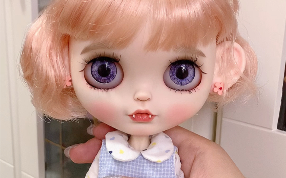 blythe小布娃娃改妆展示,今天是奶凶奶凶的吸血鬼小盆友.
