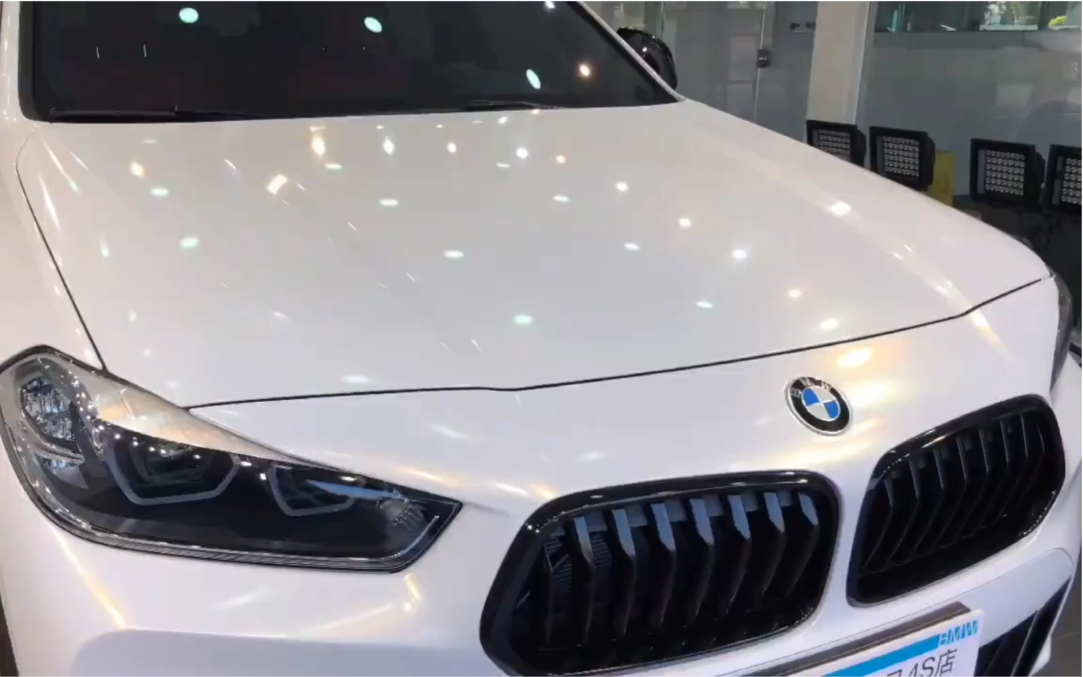 白色宝马x2也可以变得吸引人,全车漆面钻石白变金改色膜,车身太帅气了