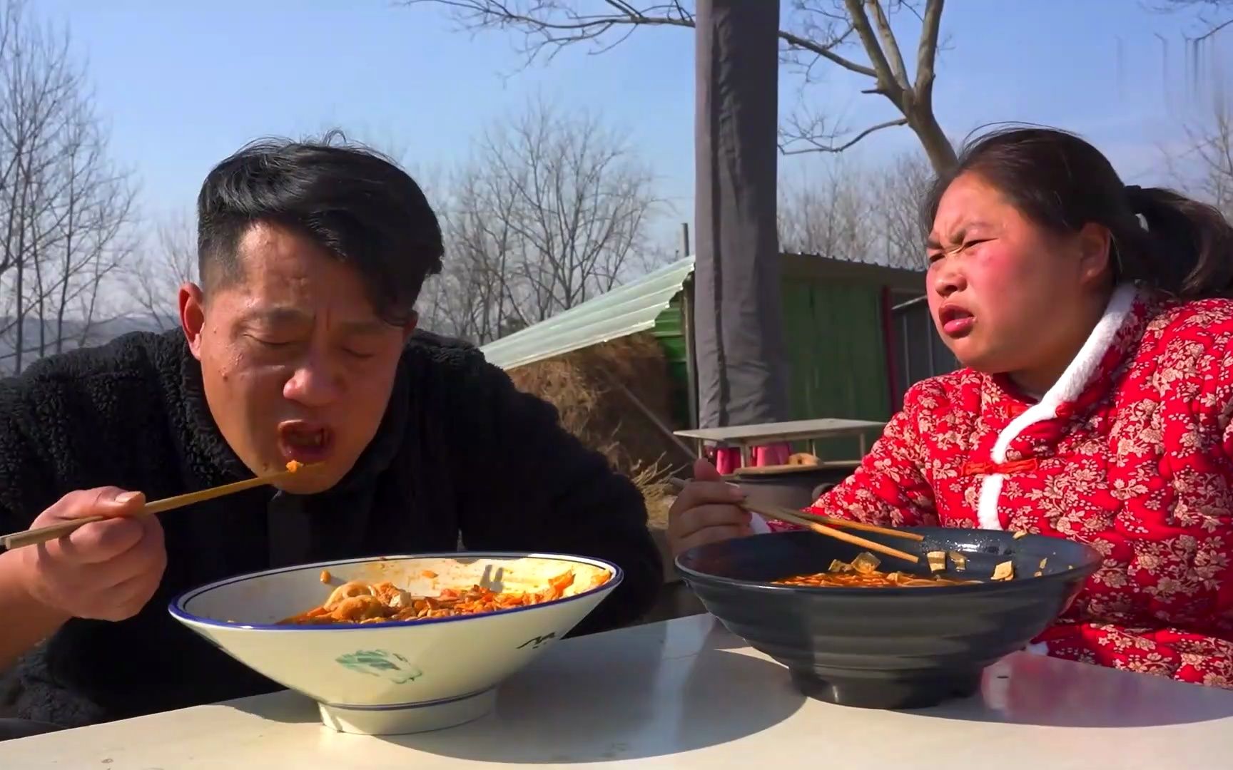 胖妹嘴里没味,大洋买5包螺蛳粉,配上炸鸡蛋,香辣够味吃过瘾