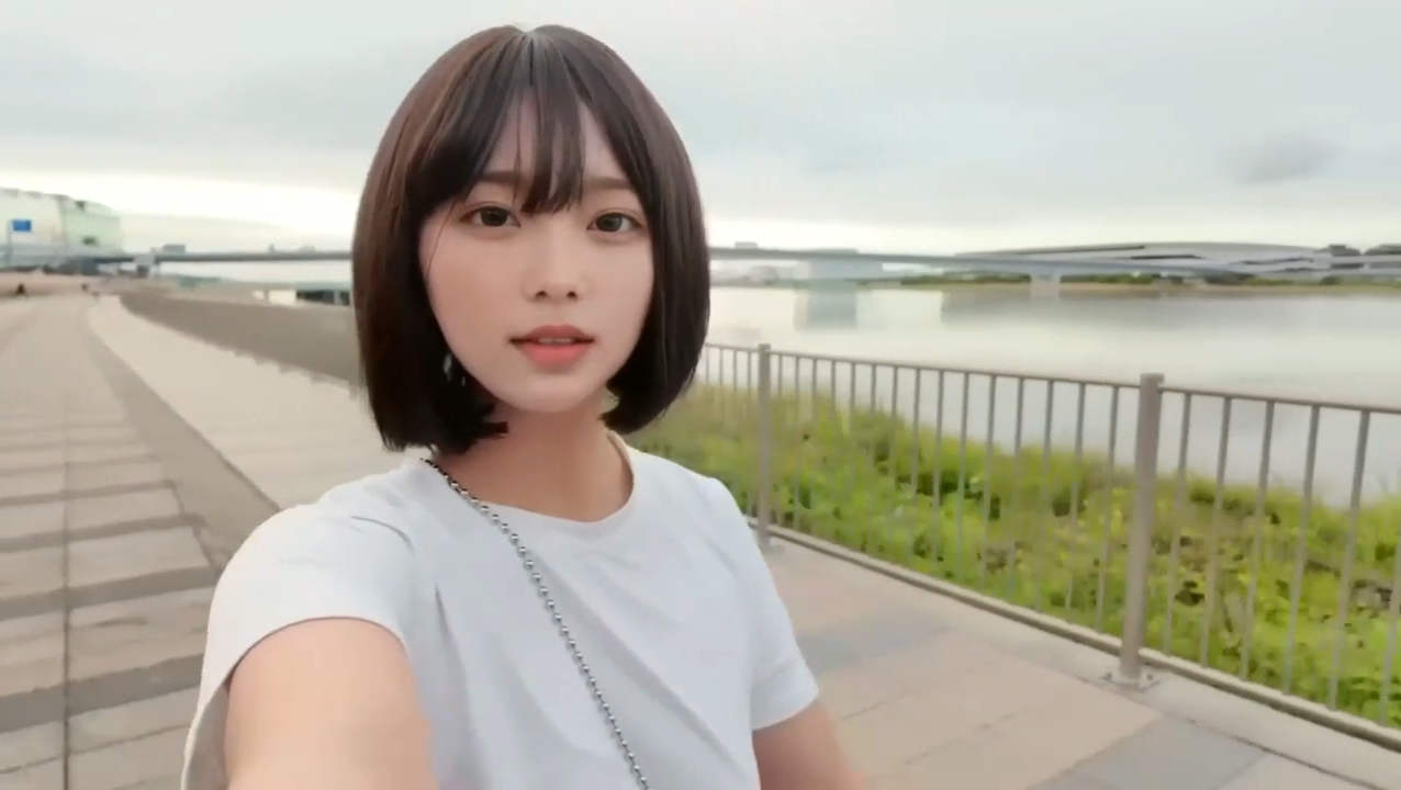 空空的短发美女带你逛逛河边的风景.