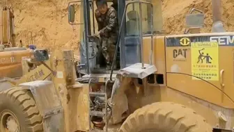 铲车司机装车，请勿指手画脚