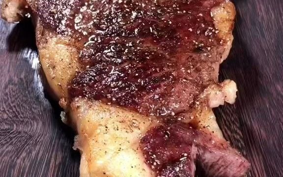 五分熟谷饲眼肉牛排,横切面呈现粉红色;肥瘦相间肉质软嫩多汁.
