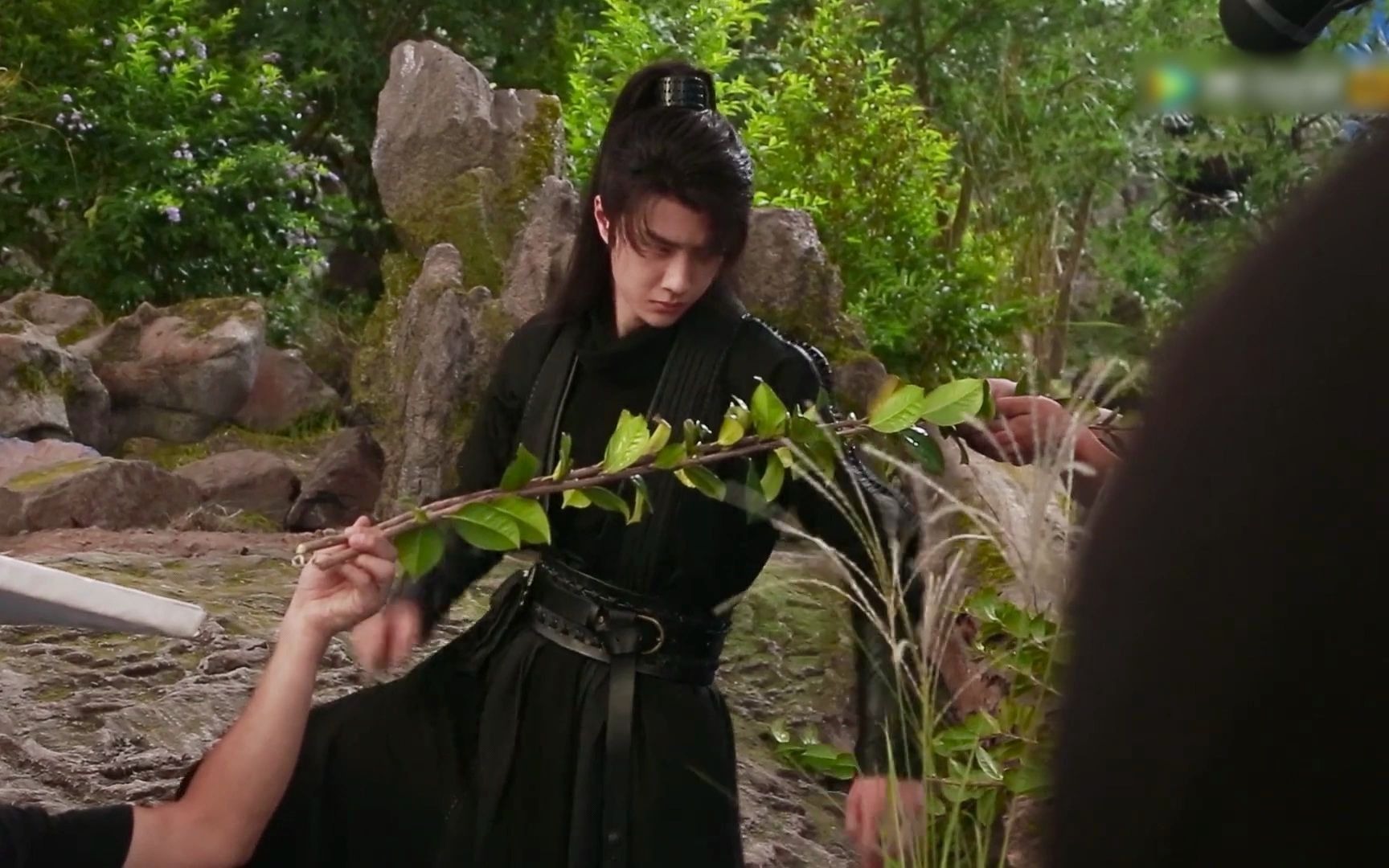 王一博有翡有翡独家花絮谢允鼓风机前的怼脸帅气的拥有者