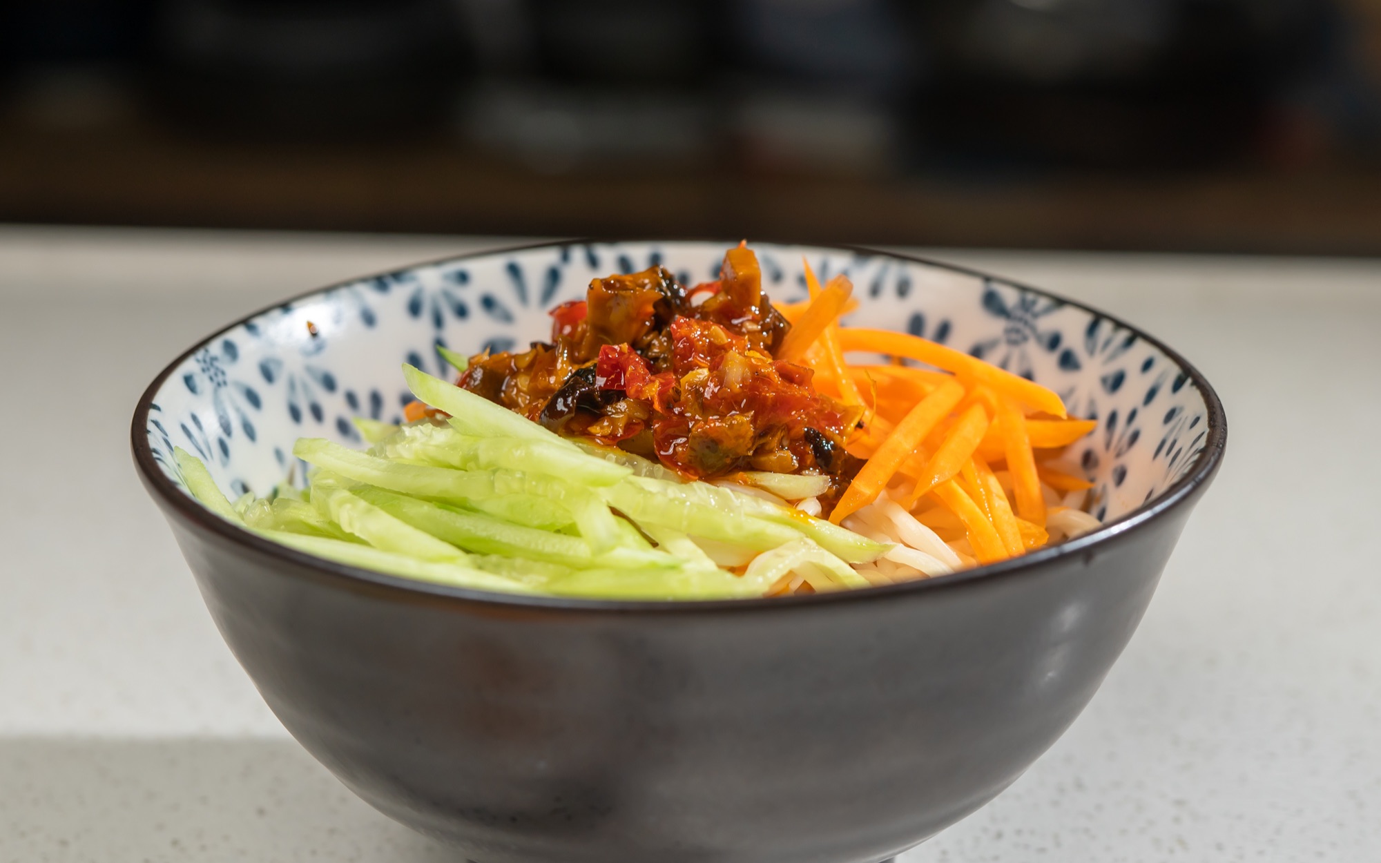 不想做饭的时候就可以来个糟辣酱拌面,简单又好吃