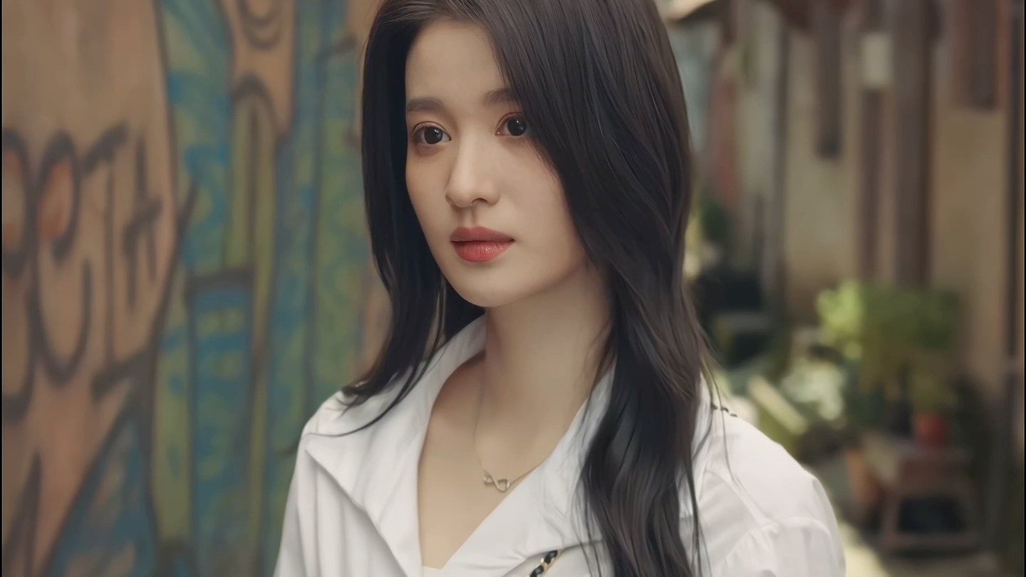 王楚然饰演的许沁,标准中式大美长相,国泰民安的气质