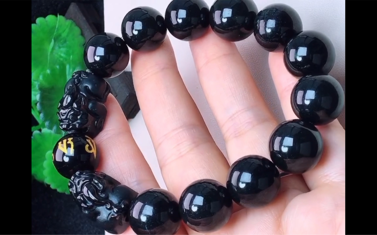 这样的翡翠冰乌鸡珠子手串,你见过吗?霸气十足!