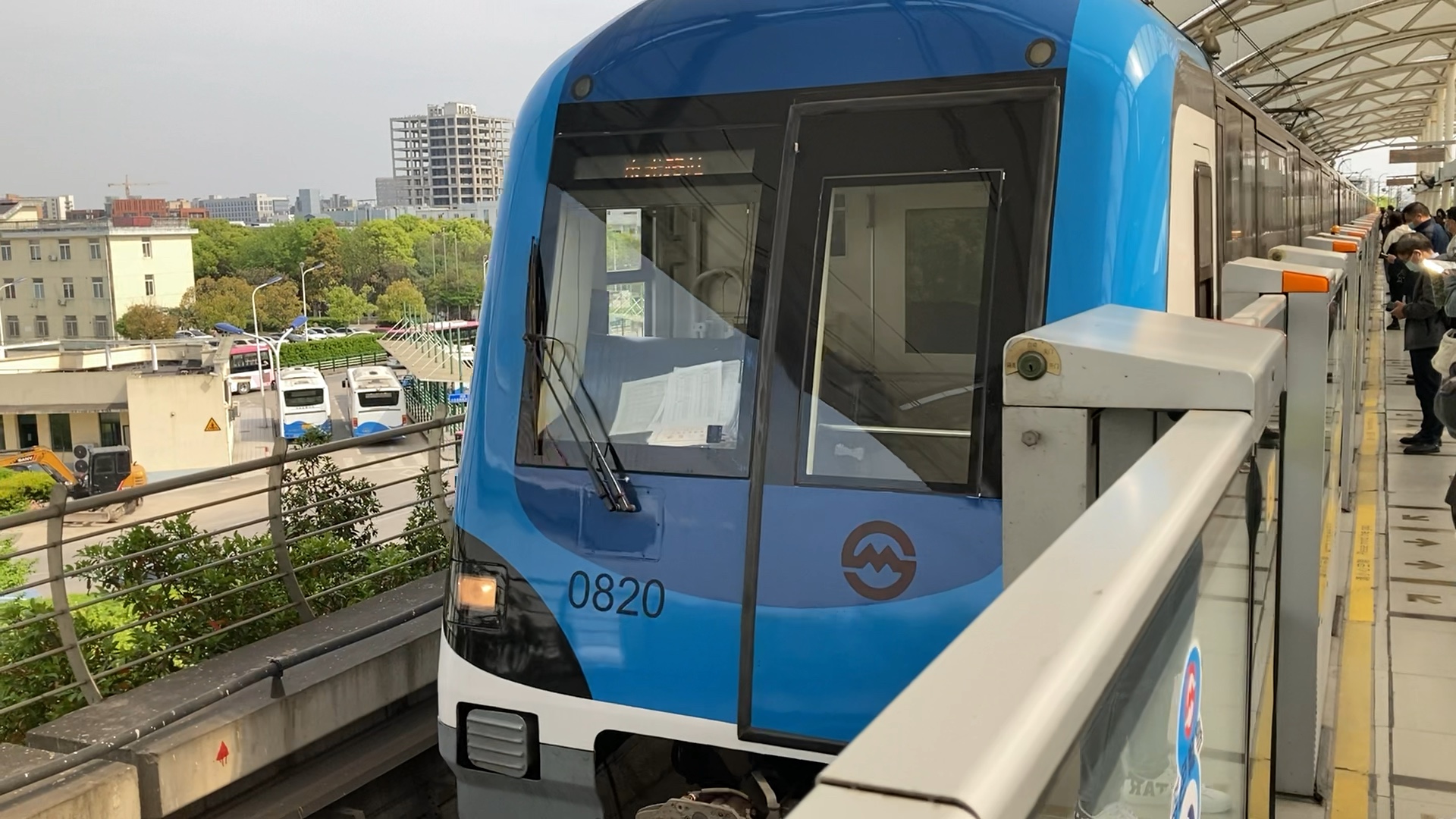 上海地铁8号线(08c01 蓝精灵)0820号车:江月路——凌兆新村_哔哩哔哩