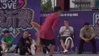 小哥太狠了 最后一砸 全场都惊呆了 看着都疼 切勿模仿！
