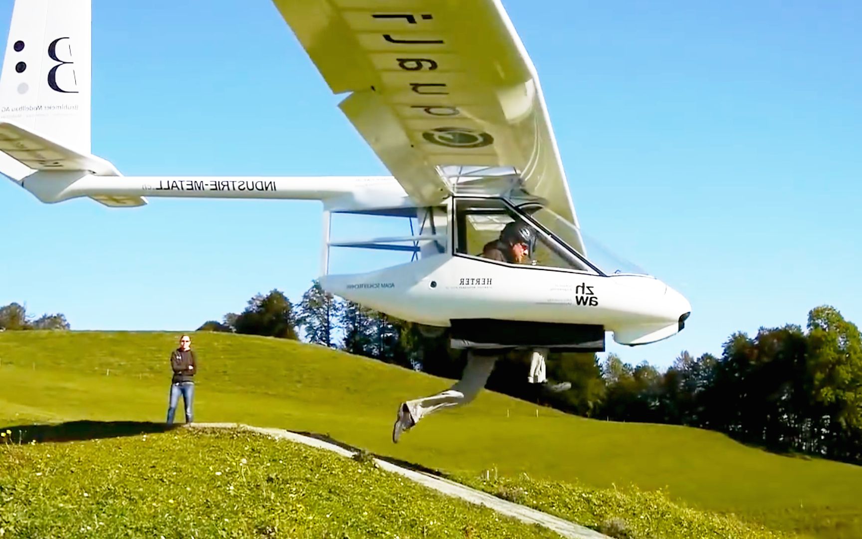 老外发明的"人力飞机",起降全靠一双腿,太狠了!
