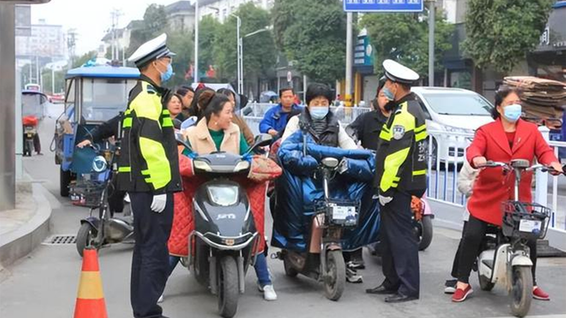 3月起,电动车上路有新要求,"3禁1罚"开始实施,车主快看看