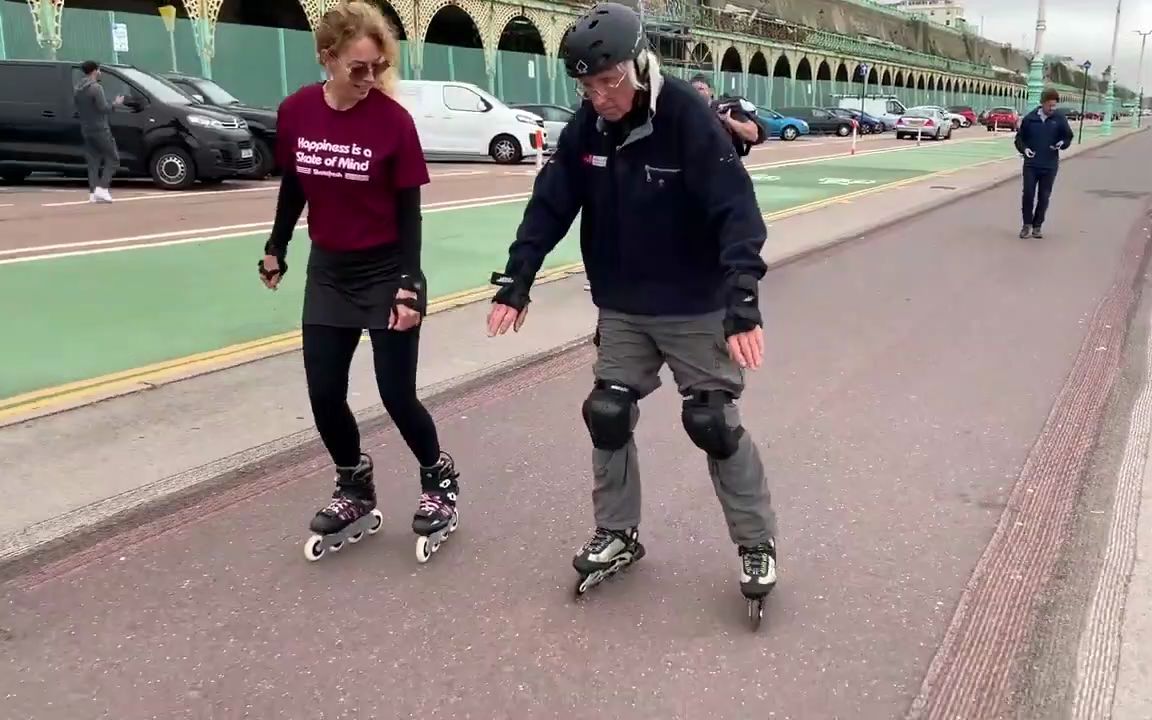 [图]【轮滑教学】鼓舞人心的 83 岁直排轮滑选手托尼在休息后与 Asha Skatefresh 一起重返滑冰。