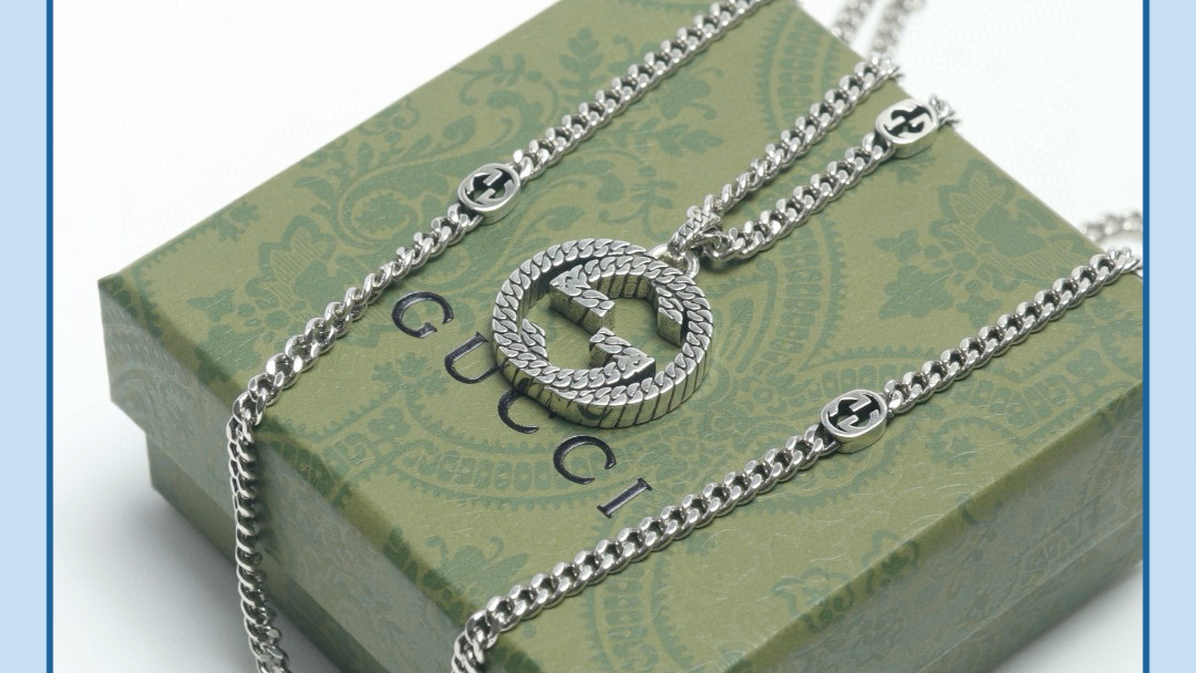 高仿gucci古驰 经典双g字母项链 配以双 g 互扣式的吊坠配饰,灵魂的