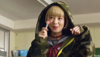 老师把柄被学生拿捏，让他舔脚赎罪