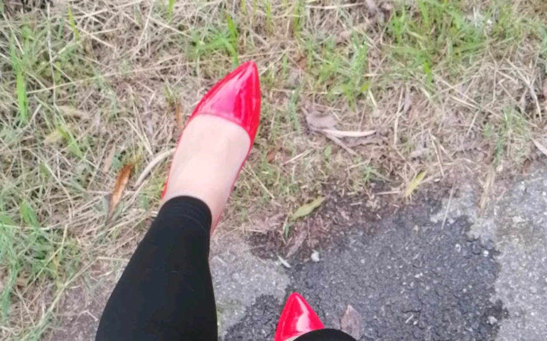 穿上红色高跟鞋外出