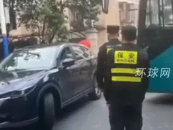 下载视频: 上海一大巴顶撞小轿车，警方通报：双方司机发生争执，大巴司机已被控制