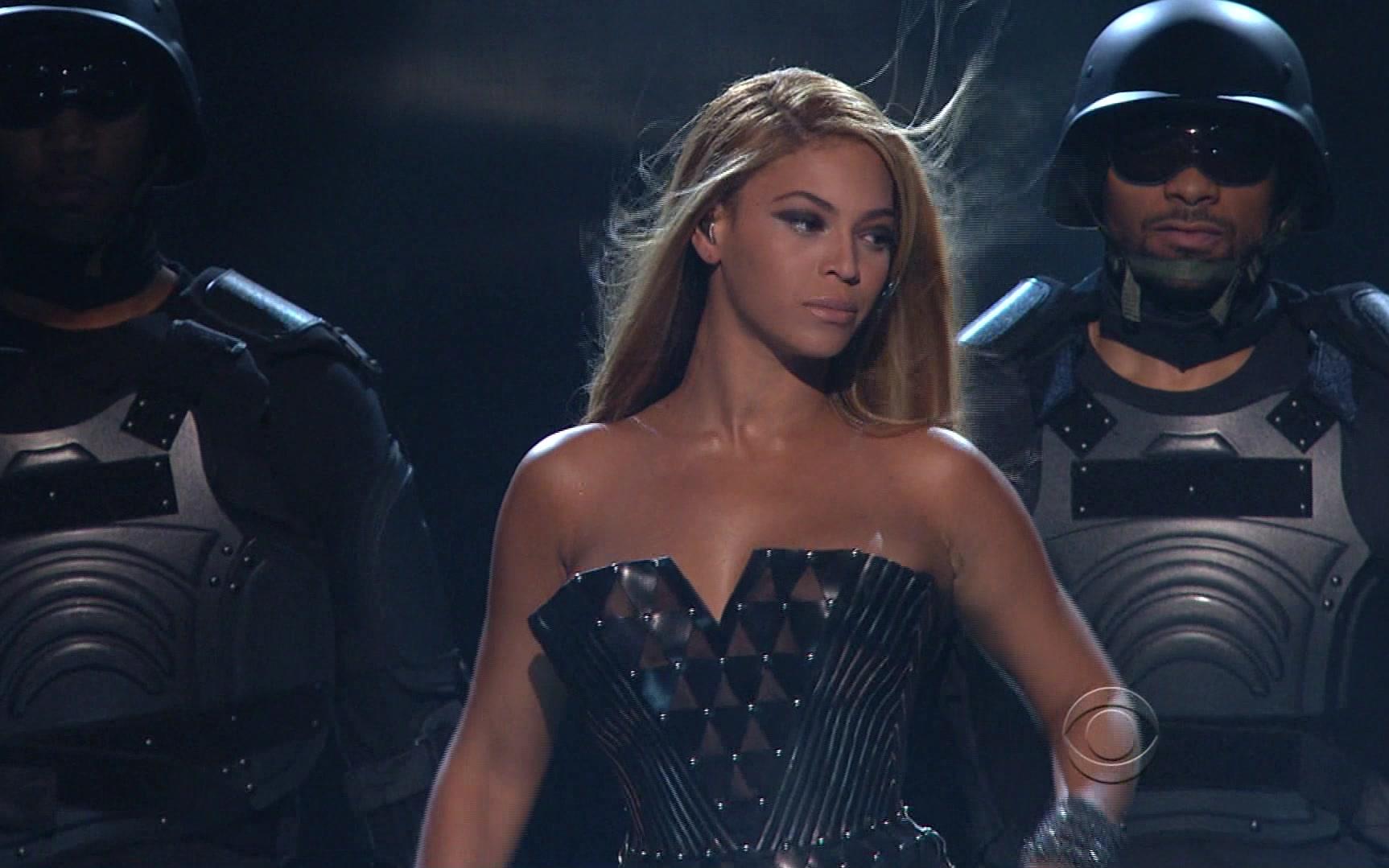 [图]Beyonce——If I Were A Boy (52nd Annual GRAMMY Awards) 碧神局带领军团征战格莱美横扫6座大奖