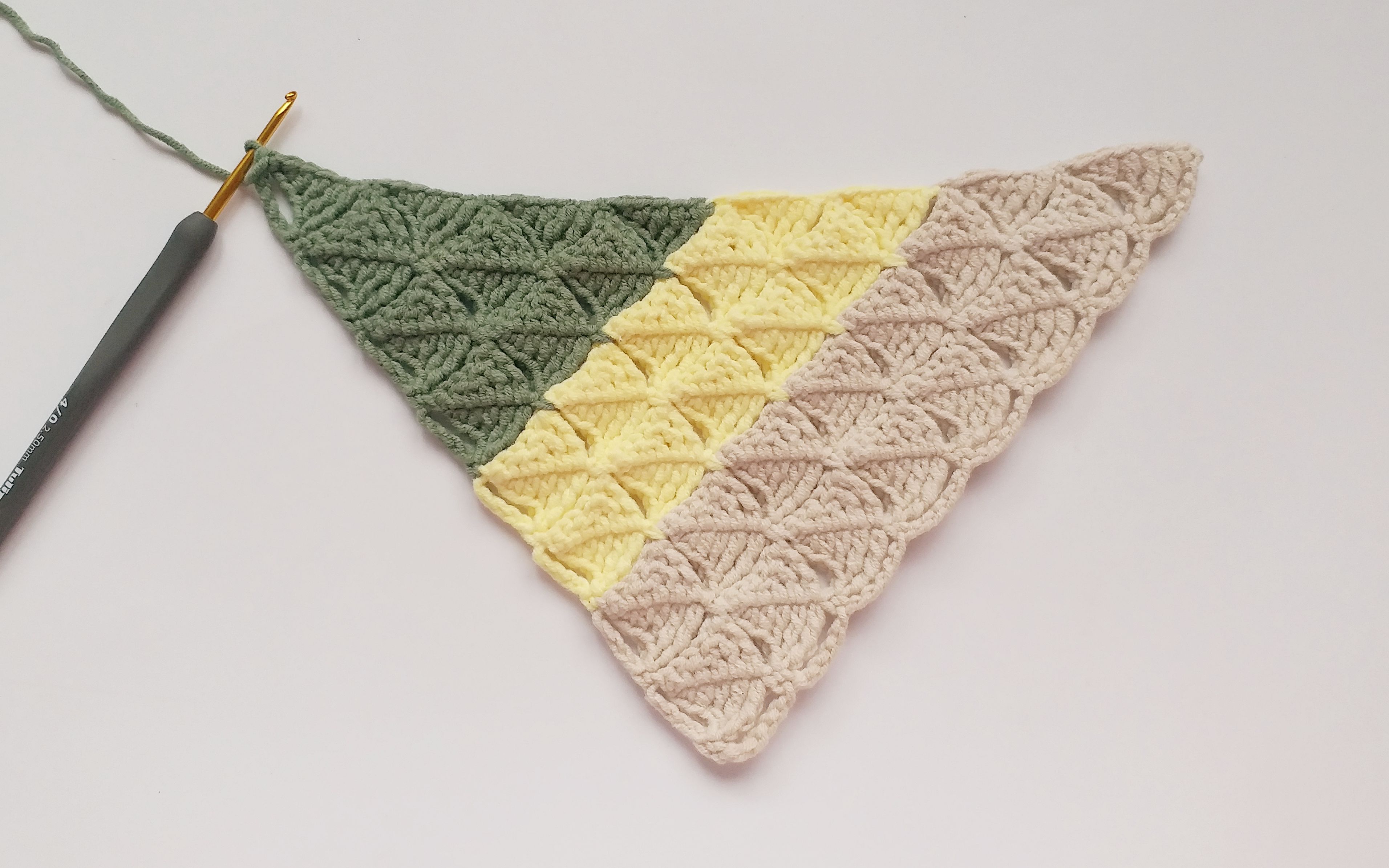 钩针编织 这款花样做披肩美呆啦 别致三角形花样