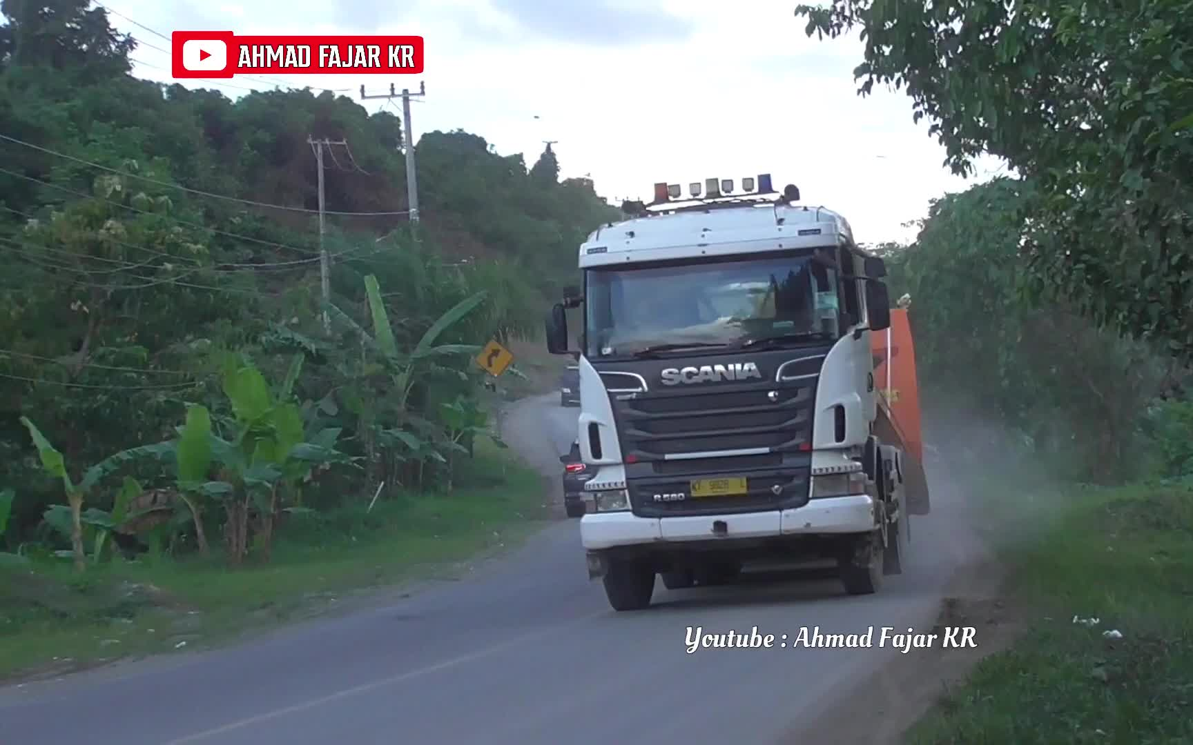 印度尼西亚自装载卡车车队在跨加里曼丹公路上调动重型设备