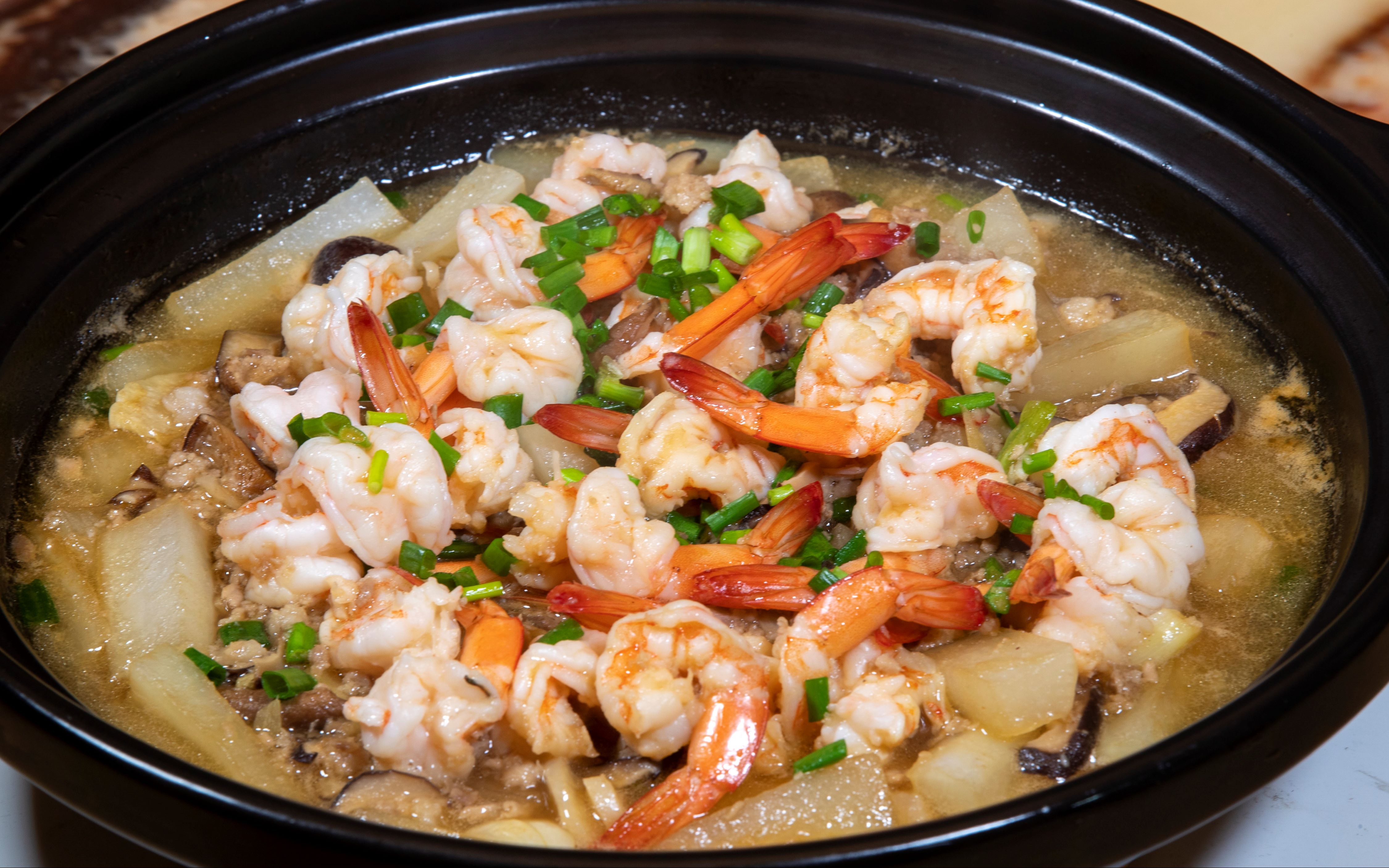 热气腾腾萝卜鲜虾煲,家常海鲜做法非常简单,汤鲜味美冬天的最爱