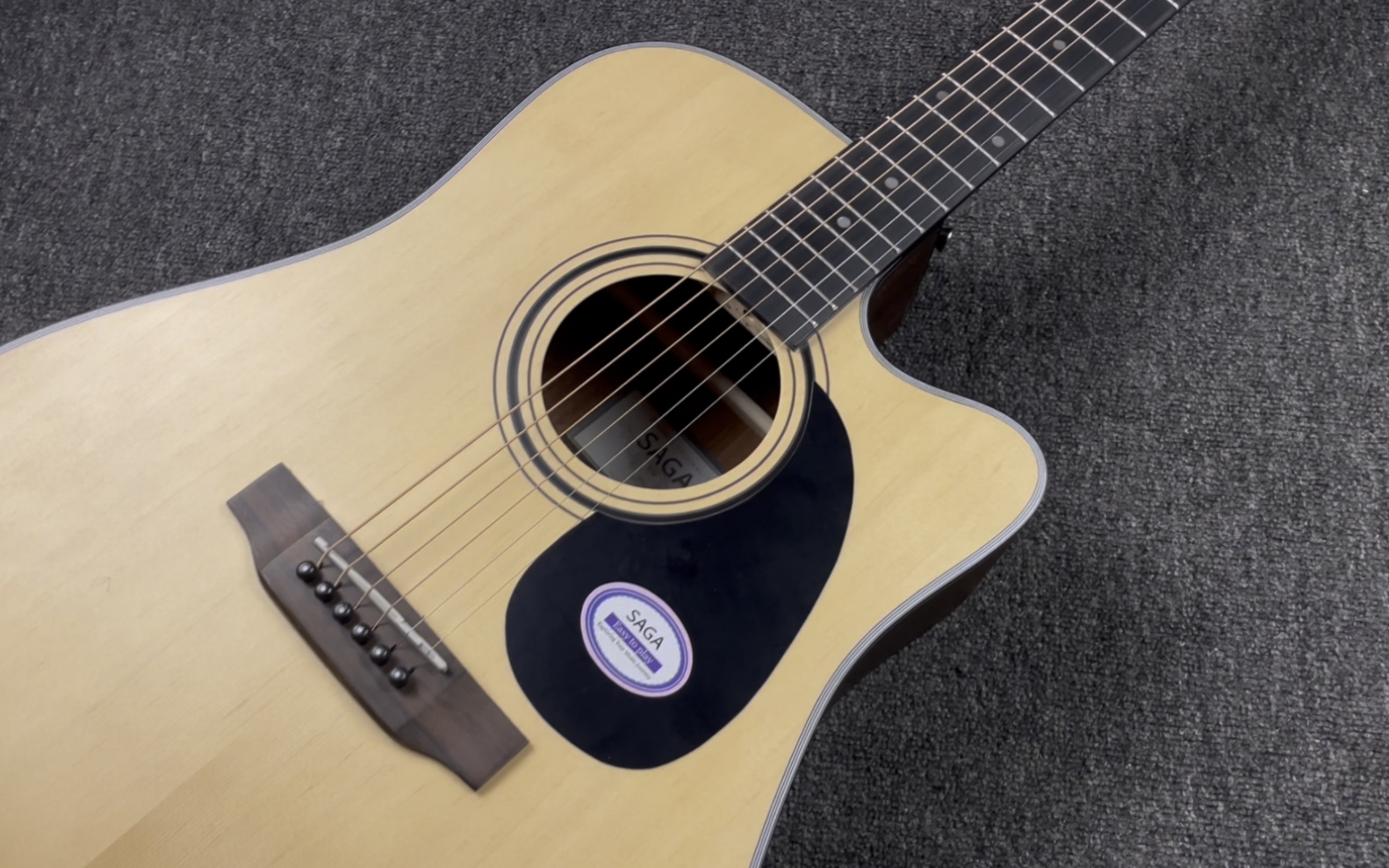 saga sf600c 入门吉他.如果你预算只有四五百块钱.