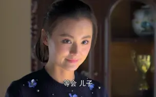 Video herunterladen: 婆婆给外孙女金锁，孙子什么都没有，儿媳掏个更大的打她脸