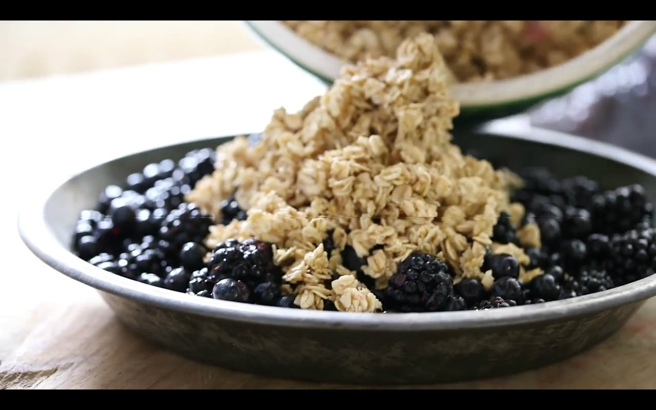 [图]烤黑莓蓝莓燕麦酥Baked Blackberry & Blueberry Crumble - Green Kit