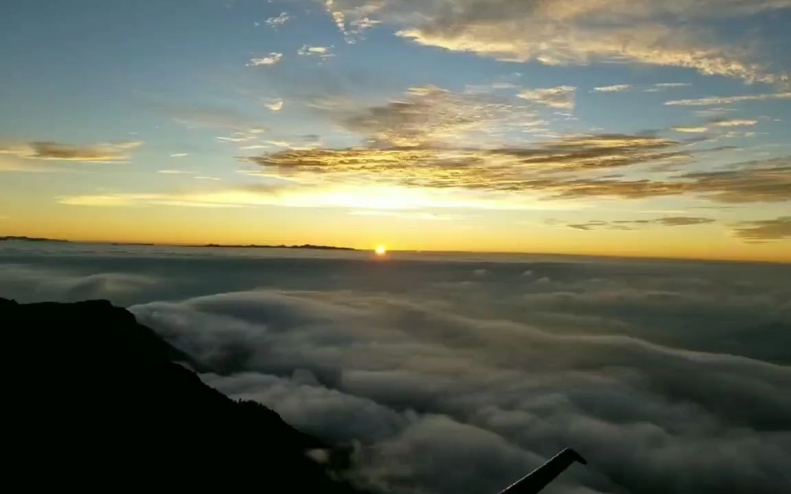 鸡足山上的日出