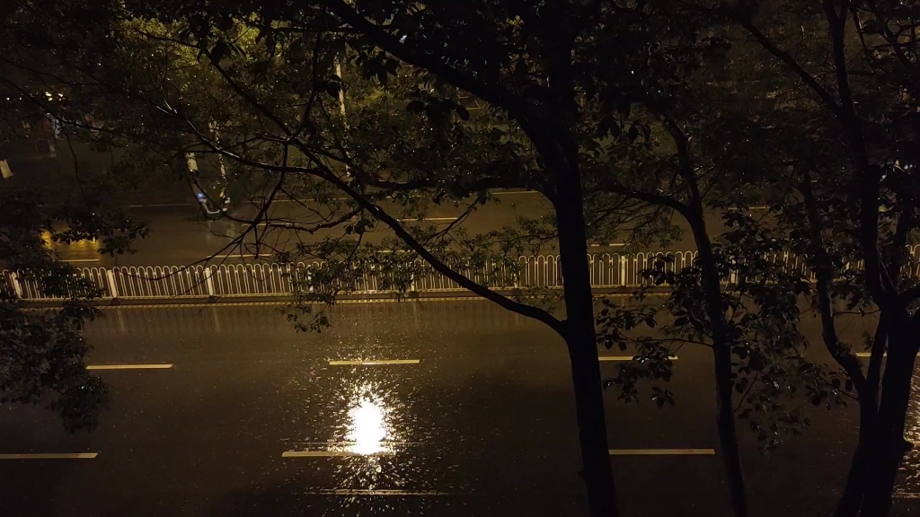 [图]今夜吉首的雨是为我明天的英语考试流的泪