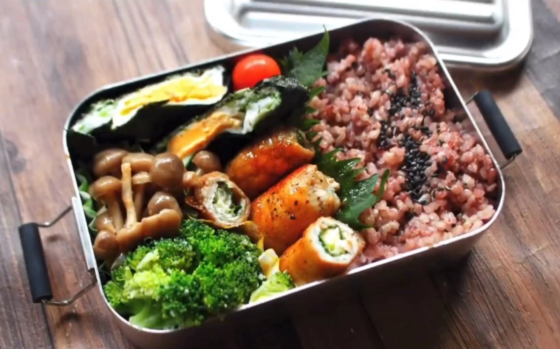 【日式便当】午餐一人食|紫苏芝士肉卷,海苔鸡蛋饼,黄油蘑菇,玉米西