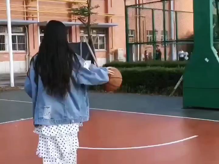 小姐姐光脚打篮球