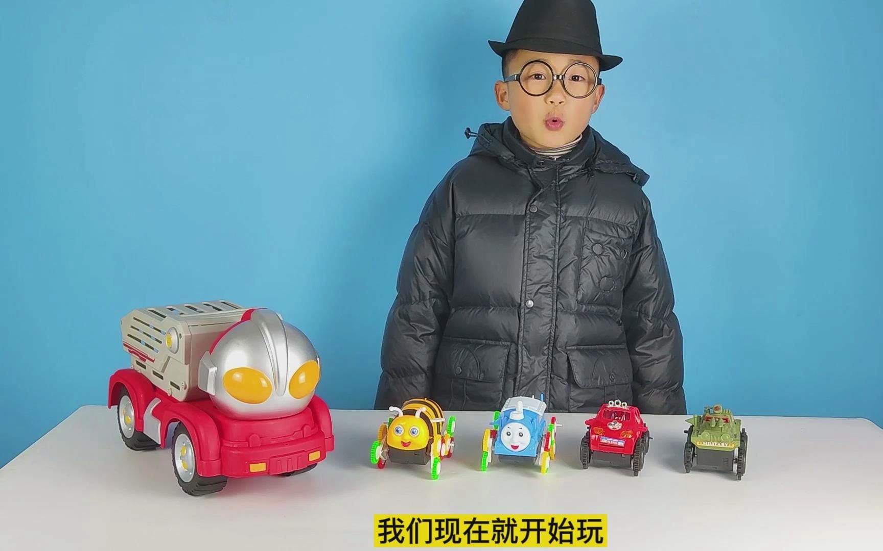 奥特曼战车给小泽带来了四个翻滚玩具车可以越过各种障碍物非常好玩