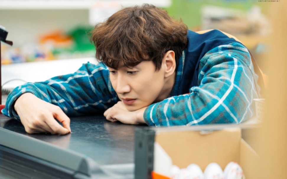 李光洙剧照收藏已久李光洙杀人者的购物目录的拍摄幕后照片集公开