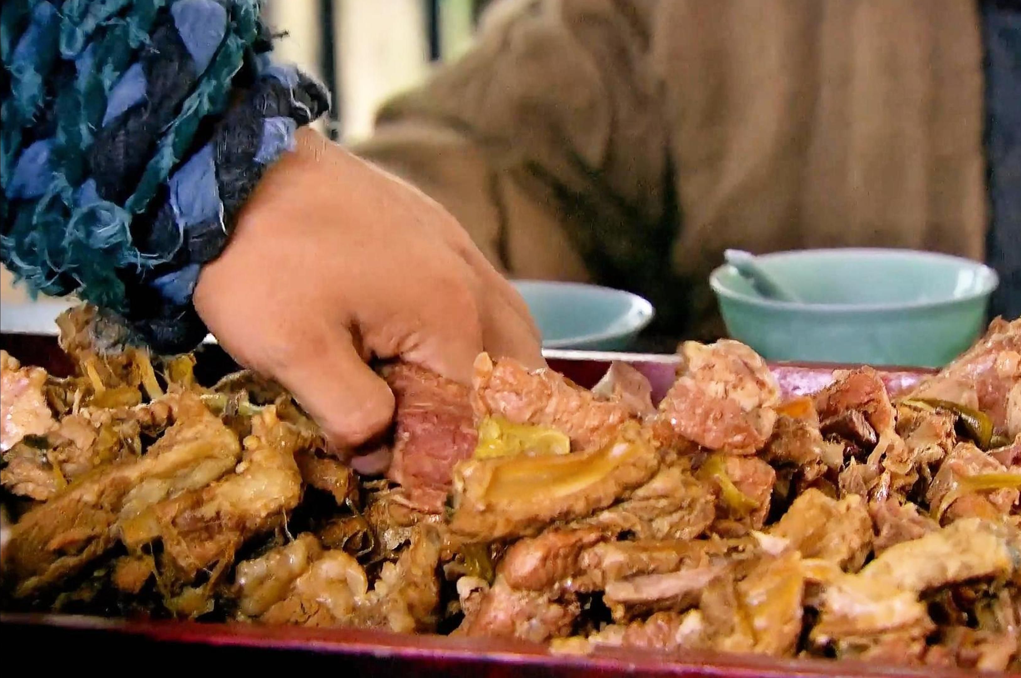 影视真香吃肉场面:彪哥吃红烧肉盖饭,李逵吃一大盘羊排,真香!