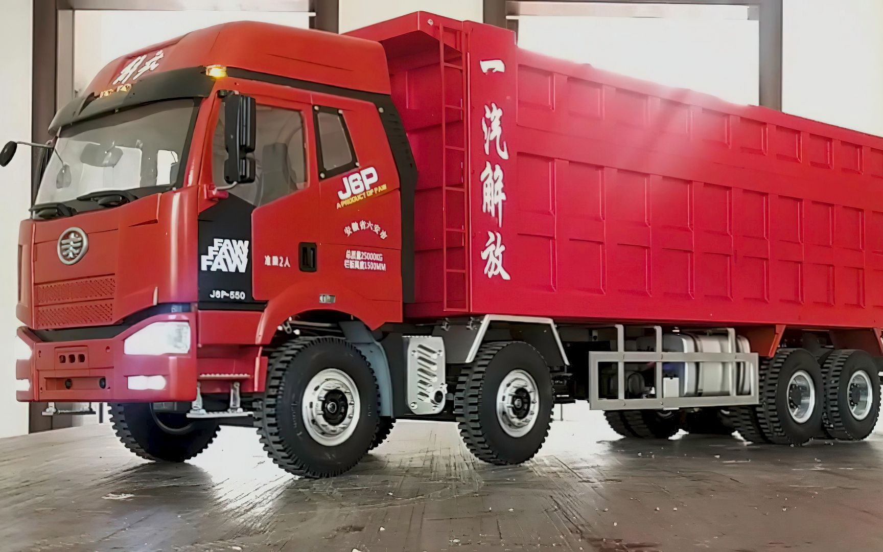 前四后八解放重卡新车下地114遥控自卸车rc模型