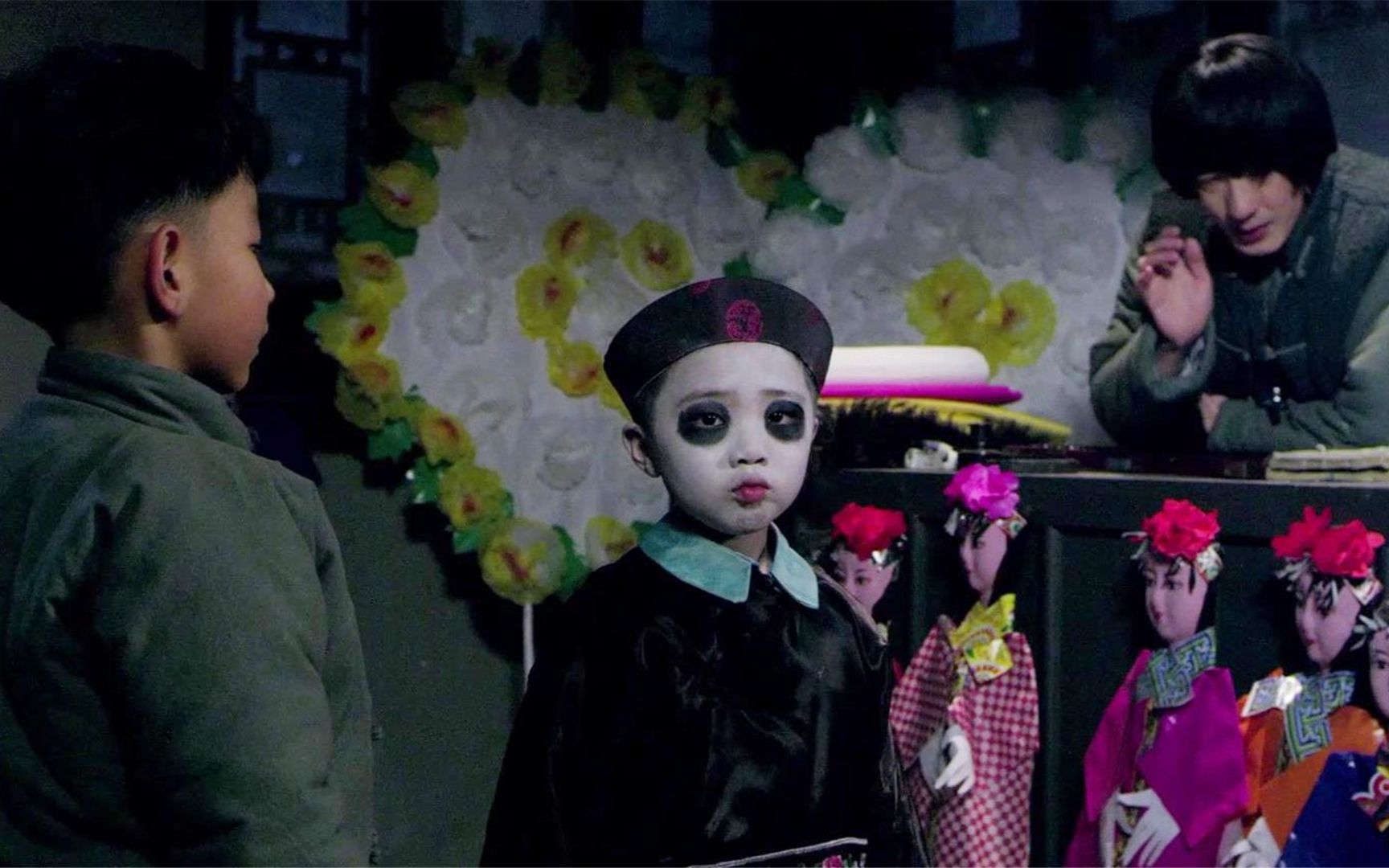 小孩让僵尸喝自己血,男子怕僵尸喝人血,偷偷备好符咒