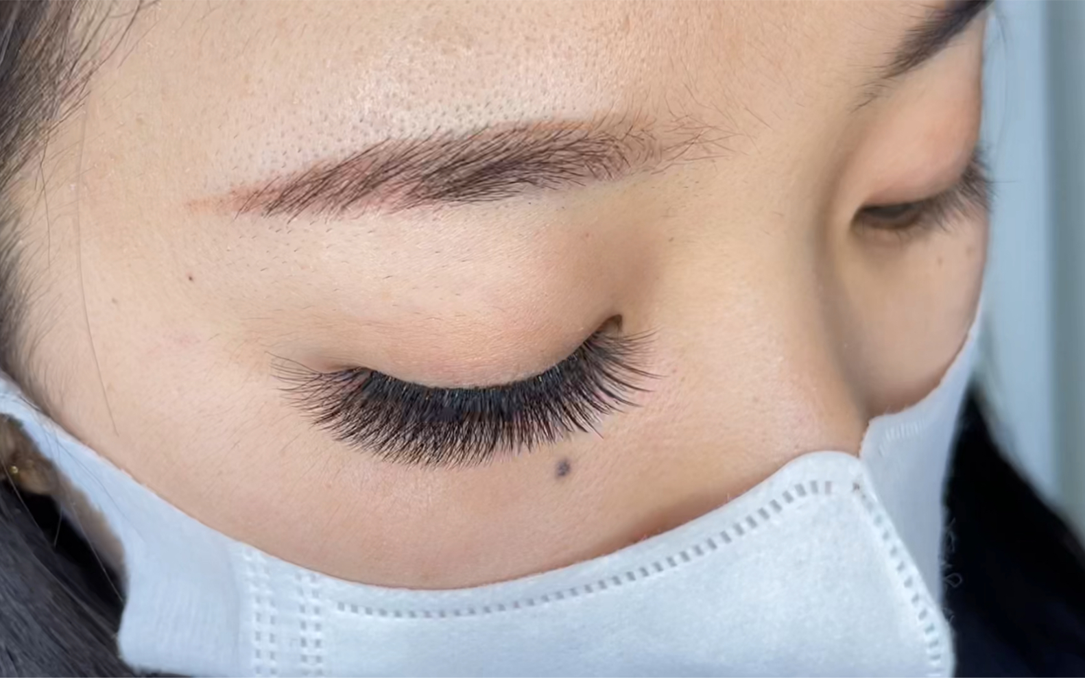 闭眼大扇子睫毛,没想到睁眼很自然