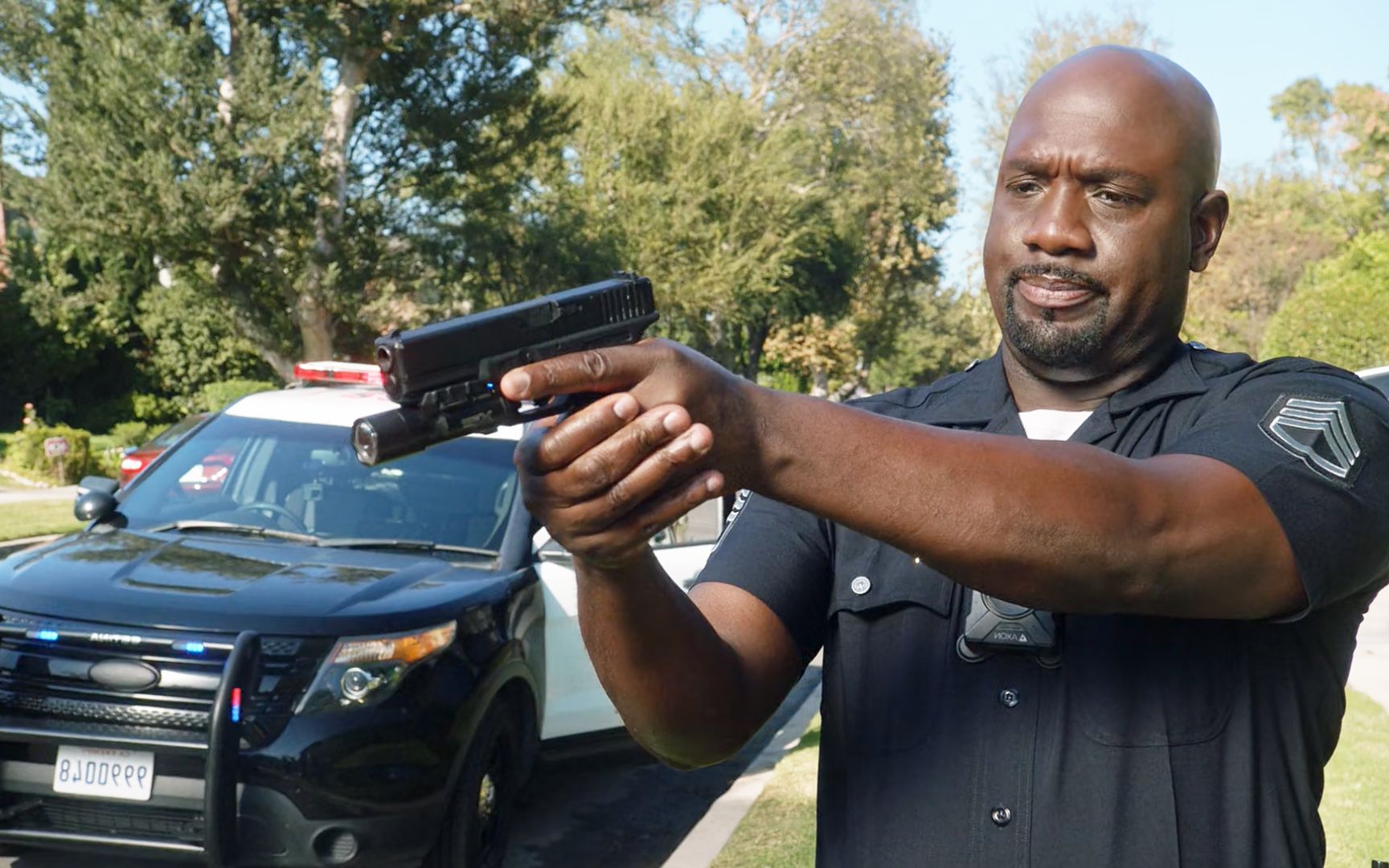 菜鸟老警:大妈太彪悍了,连警察都敢踢!