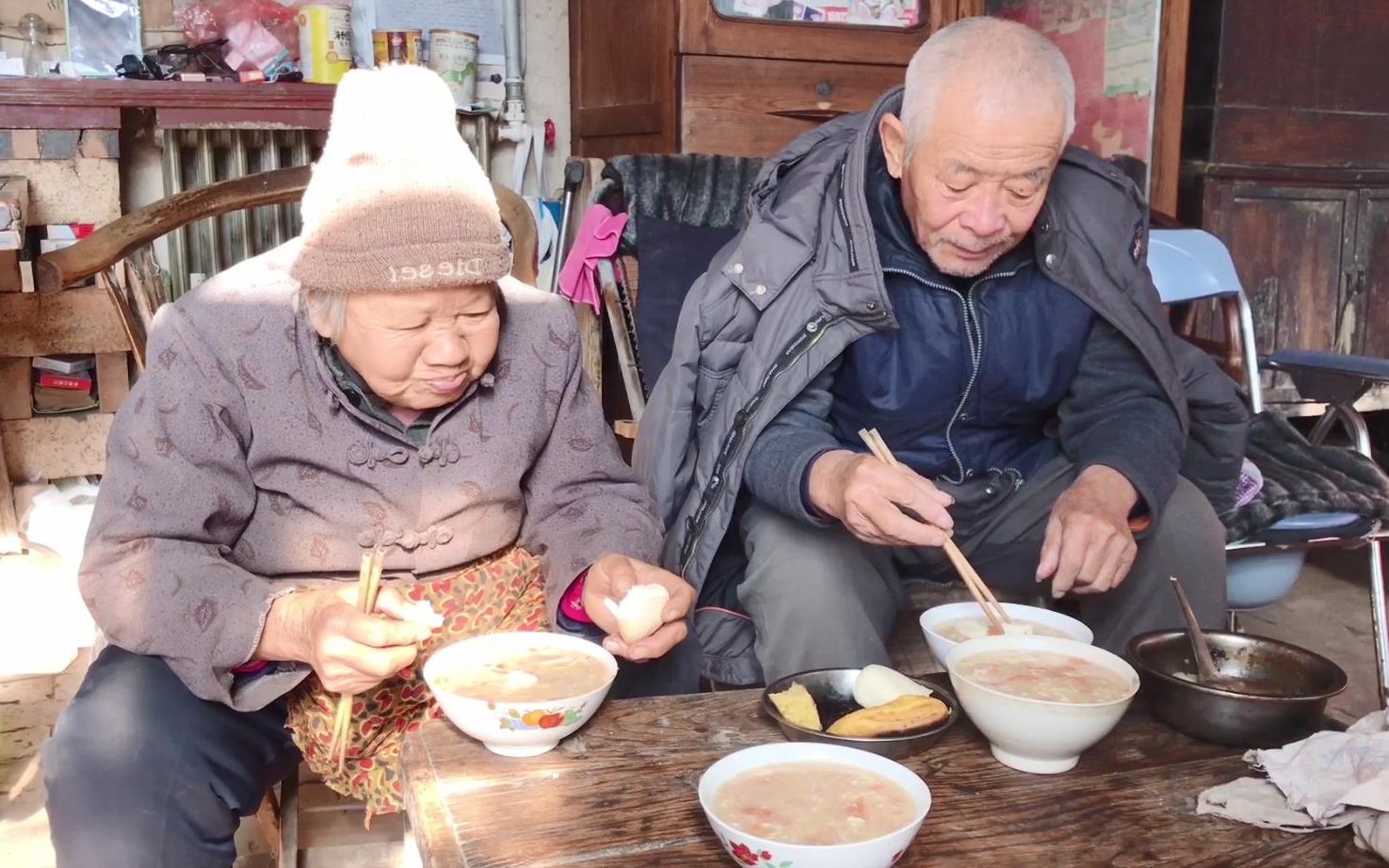 农村两78岁老人一天三顿饭,顿顿四汤一菜,看两老人天天吃的啥饭